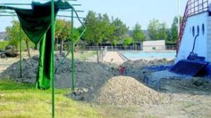 Los usuarios de la piscina morala se reducen un 80% por las obras