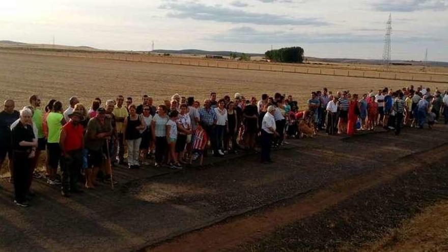 Participantes en el acto de protesta llevado a cabo en el camino rural que comunica San Pedro de la Nave con Muelas del Pan.