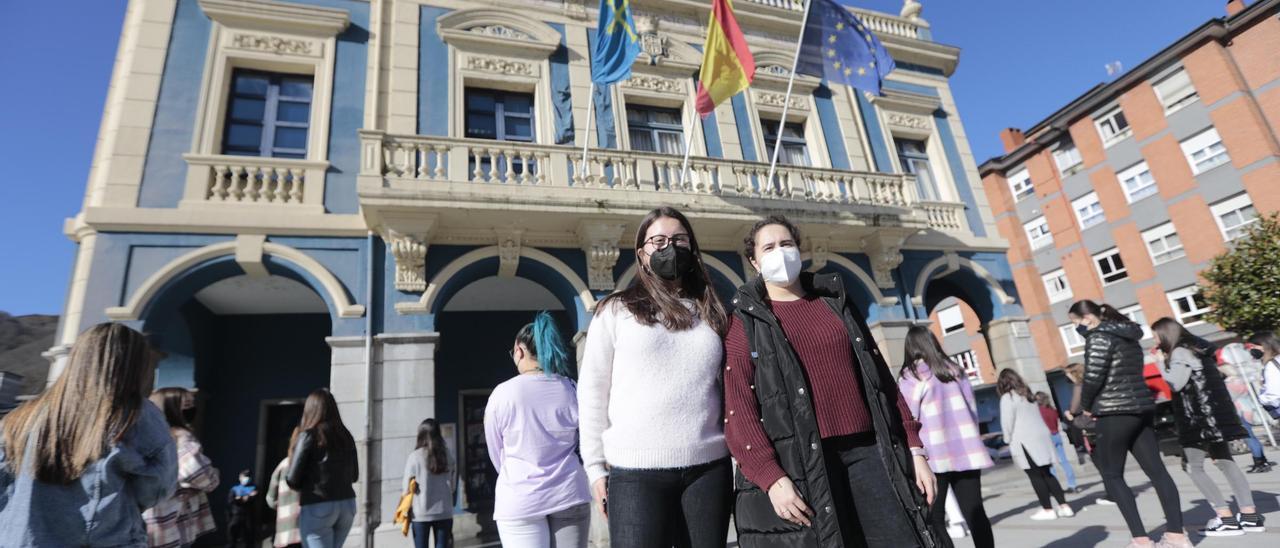 Los estudiantes del IES David Vázquez de Pola de Laviana protestan contra el frío en las aulas