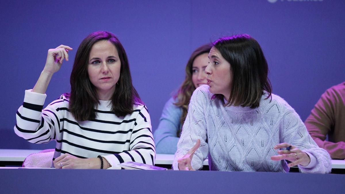 La secretaria general de Podemos, Ione Belarra (i), y la exministra de Igualdad, Irene Montero.