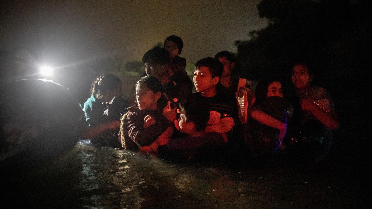 Un grupo de jóvenes migrantes centroamericanos que viajan a Estados Unidos sin la compañía de adultos son guiados por un contrabandista a través del río Grande para cruzar la frontera.