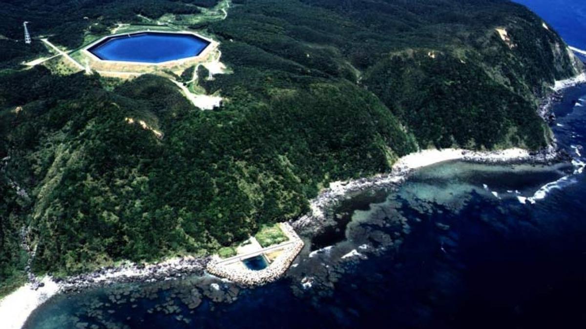 Central hidroeléctrica con agua de mar de Okinawa, en Japón, antes de su desmantelamiento.