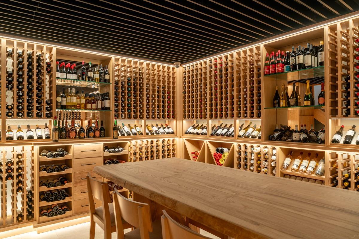 La bodega se centra en vinos nacionales, con una amplia variedad de zonas vitivinícolas y Denominaciones de Origen.