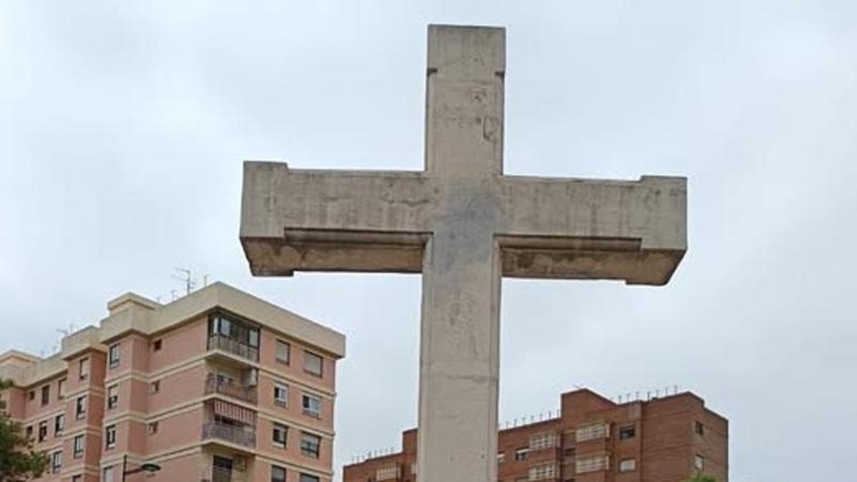 Imagen superior de la cruz que ahora está en la explanada de la iglesia de Santo Tomás.