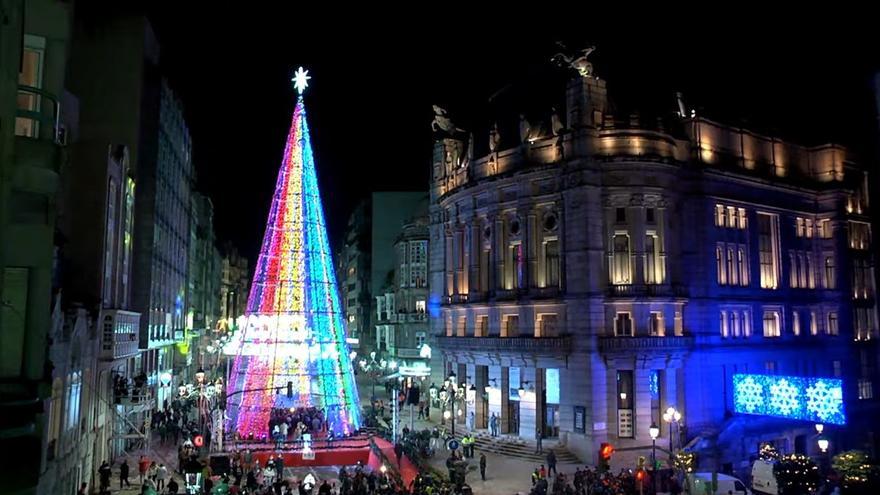 El árbol de Navidad de Policarpo Sanz ya brilla con luz propia