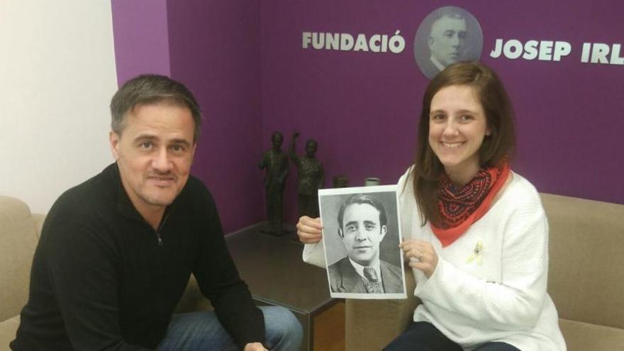 Olga Palahí, amb una imatge de Martí Jordi Frigola, i Josep Vall, director executiu de la Fundació Josep Irla.