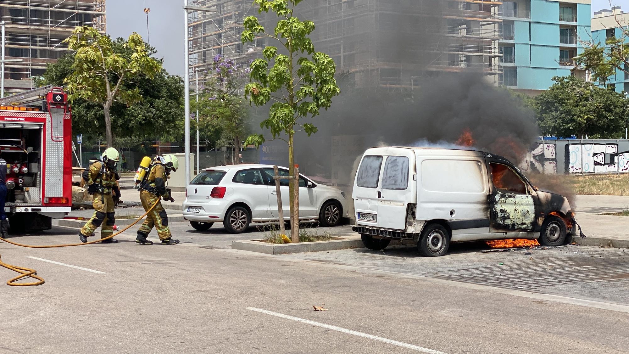 Las fotos del aparatoso incendio intencionado de un coche en Nou Llevant, en Palma