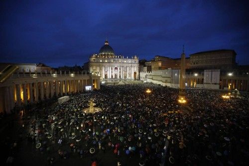 Fieles esperan bajo la lluvia en la plaza de San Pedro del Vaticano