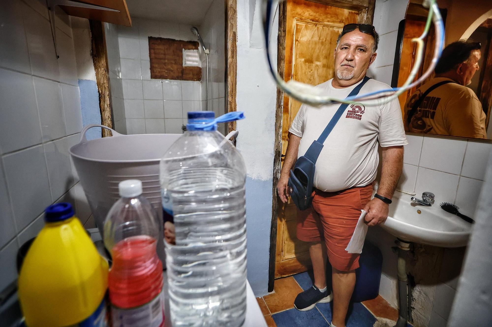 Ramón Batista, vecino de Añaza que mendiga agua