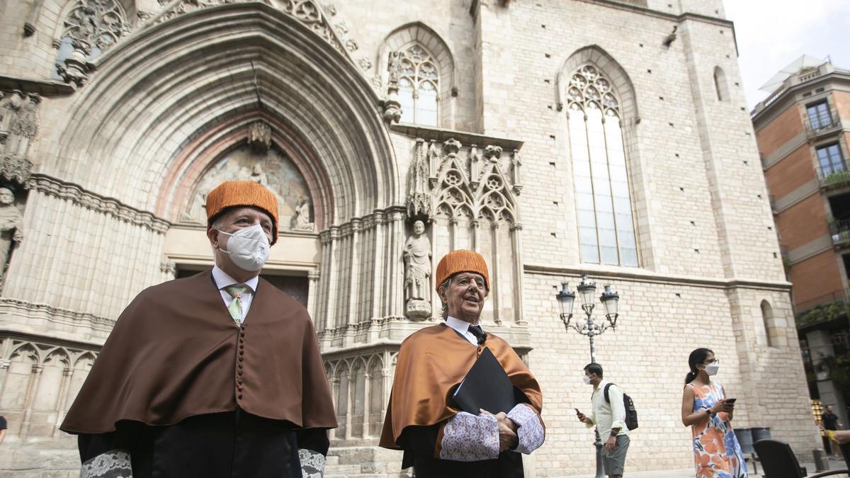 Bofill, a la derecha, y su padrino académico, Félix Solaguren-Beascoa, frente a Santa Maria del Mar.