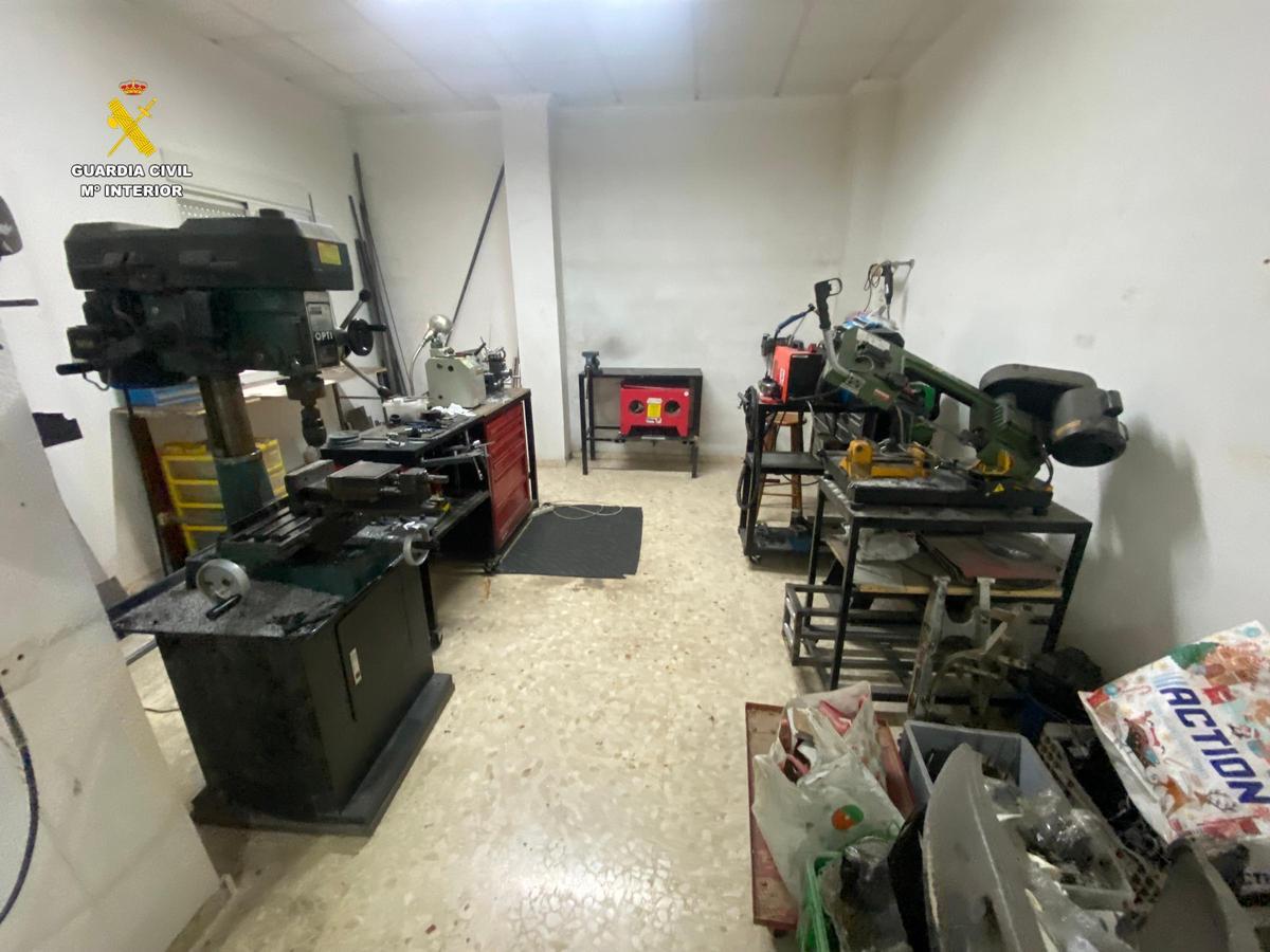 Maquinaria instalada para desarrollar la actividad ilícita.