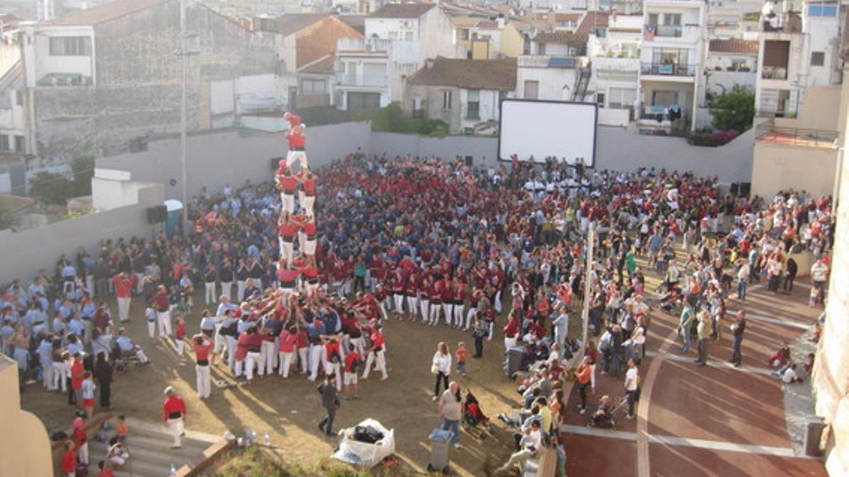 Imagen de la 'Diada dels Valors dels Castells', en el Pati del Cafè Nou de Mataró, con los Minyons de l'Arboç al frente.