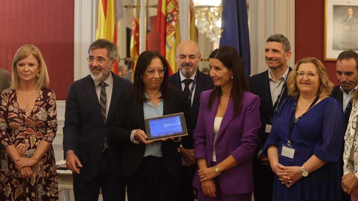 Hacienda entrega el proyecto de presupuestos a la presidenta de las Corts, Llanos Massó.