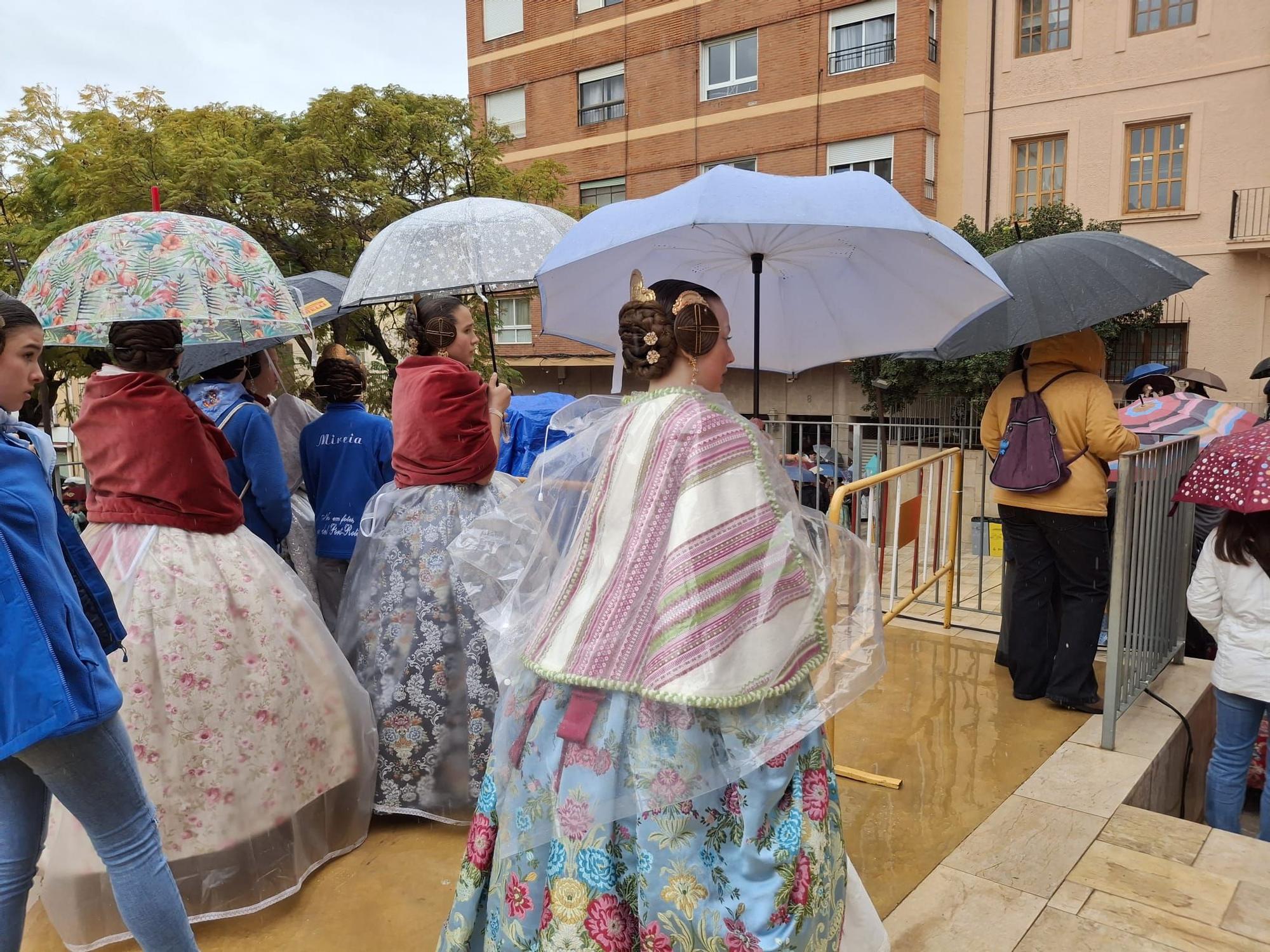 Fallas a todo trapo en Dénia: mantas y mantones, chubasqueros y plásticos (imágenes)
