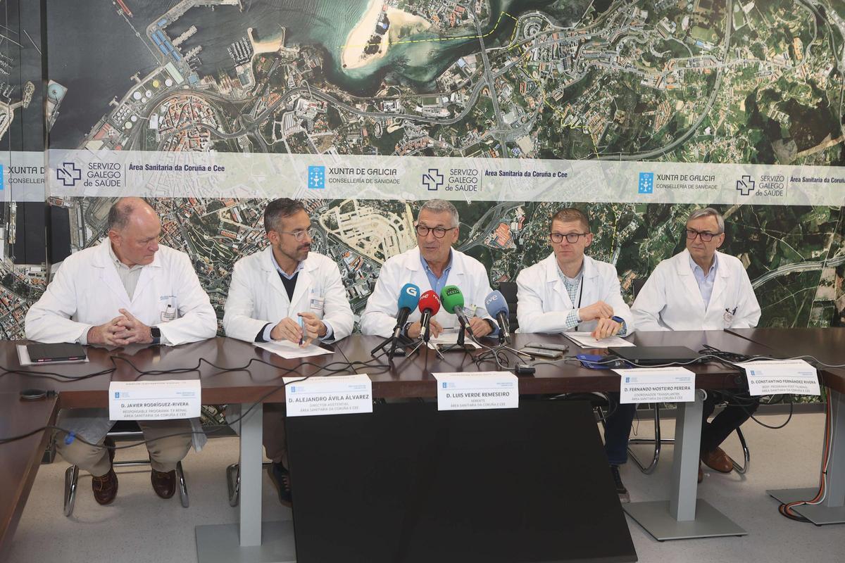 De izquierda a derecha, los doctores Javier Rodríguez-Rivera, Alejandro Ávila Álvarez, Luis Verde Remeseiro, Fernando Mosteiro Pereira y Constantino Fernández Rivera, este jueves, en el Hospital Universitario (Chuac).