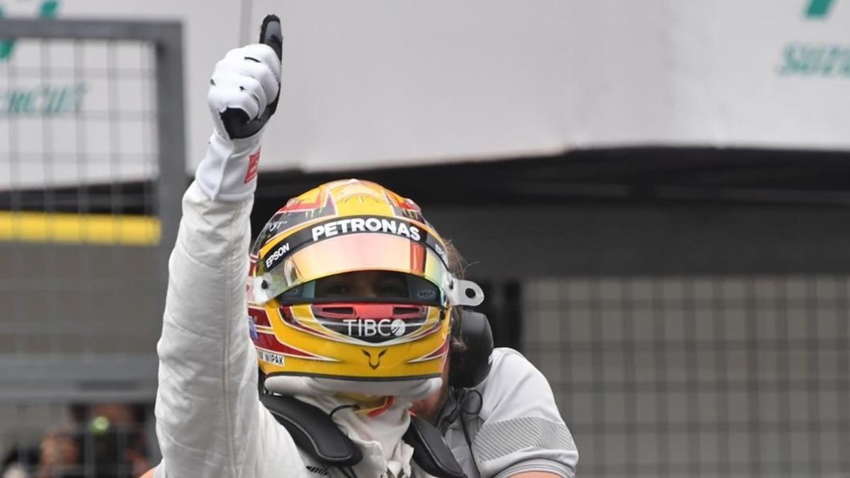 Lewis Hamilton celebra, en Suzuka, su nueva 'pole' en la F-1.