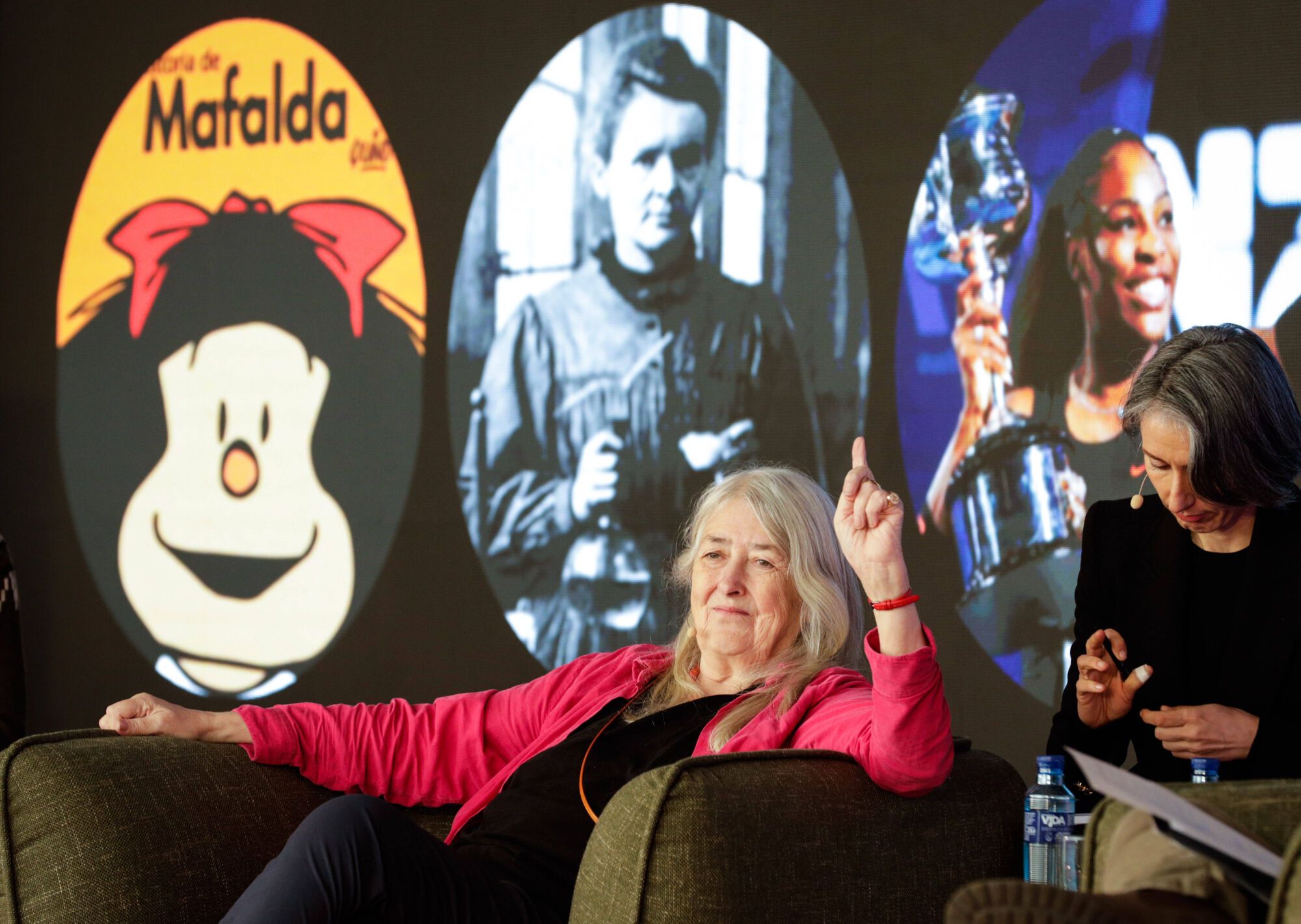 EN IMÁGENES: La "amazona" Mary Beard fascinada en su encuentro con estudiantes en Gijón: "A Nerón le habrían encantado las redes sociales"