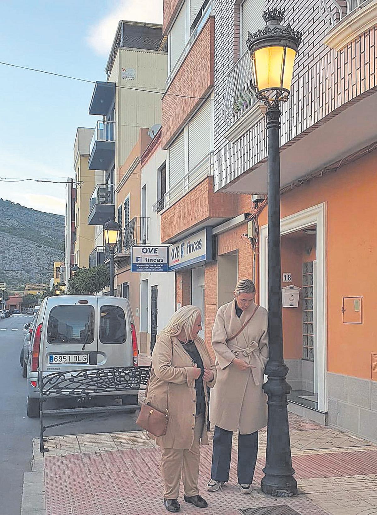 La alcaldesa, con la edila de Contratación, Isabel Moya, junto a una farola, apuestan por la mejora del alumbrado público en Orpesa.
