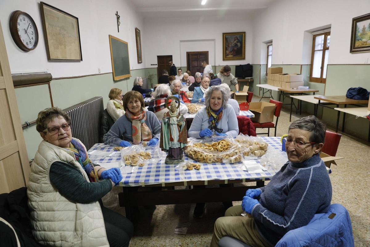 La parroquia de Jove empieza a preparar sus rosquillas para celebrar San Blas (en imágenes)