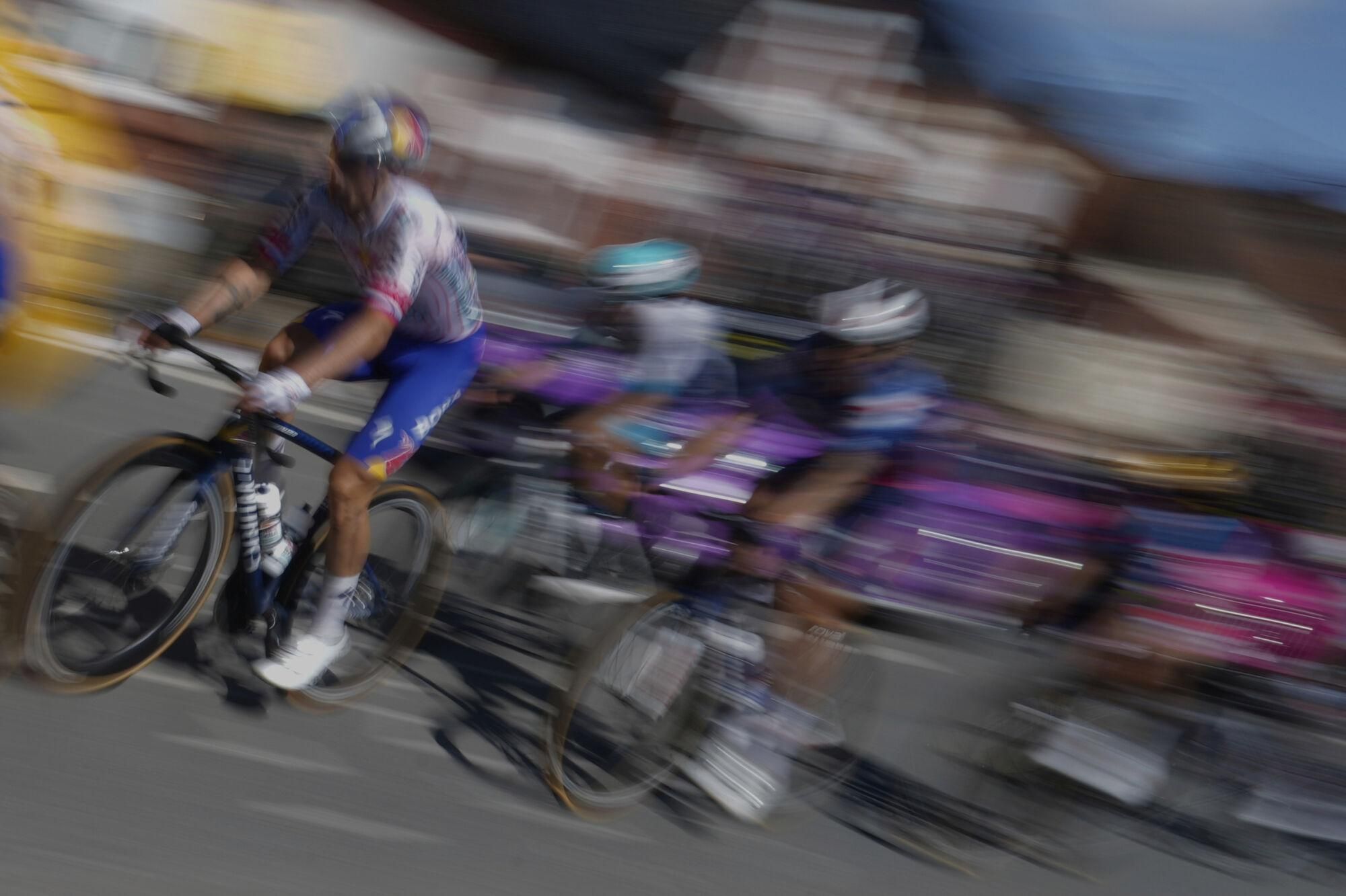 Riders pedal during the third stage of the Tour de France cycling race over 178.3 kilometers (110.8 miles) with start in Valenciennes and finish in Dunkerque, France, Monday, July 7, 2025. (AP Photo/Mosa'ab Elshamy) Associated Press / LaPresse Only italy and spain. EDITORIAL USE ONLY/ONLY ITALY AND SPAIN