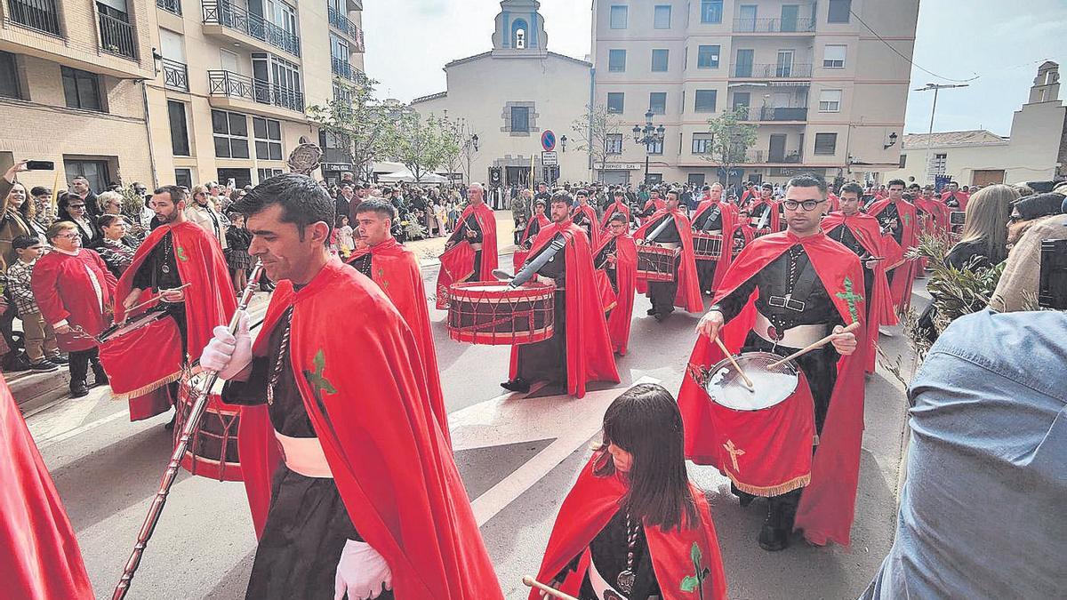 Los tambores transmiten sentimiento en las distintas procesiones de l'Alcora, como la del Domingo de Ramos.