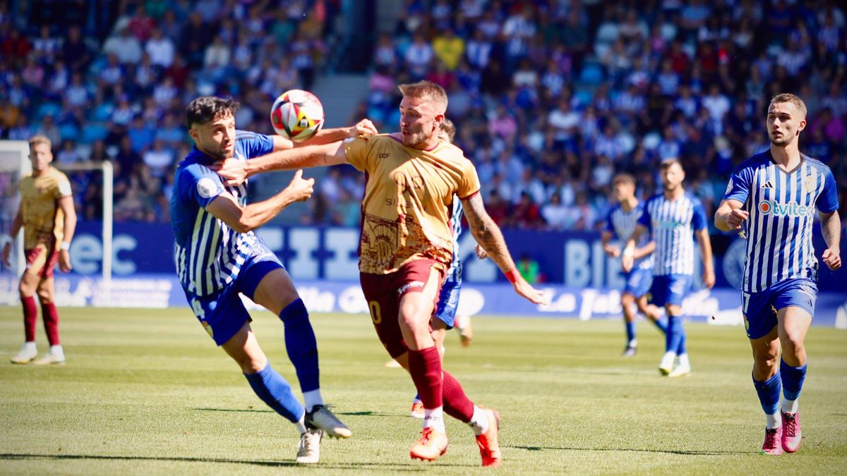 Casas pelea un balón con un defensor berciano, el pasado domingo, en El Toralín, durante el encuentro entre el Córdoba CF y la Ponferradina.