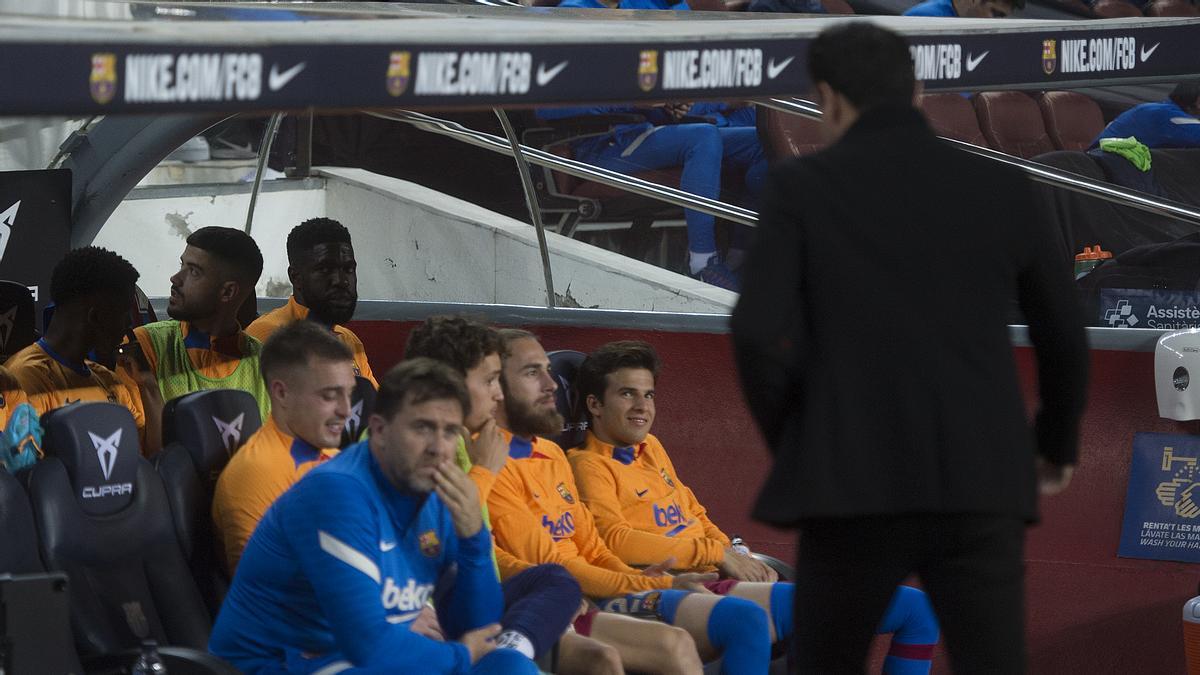 Riqui Puig en el banquillo de inicio mira a su entrenador antes del comienzo del partido en el Camp Nou