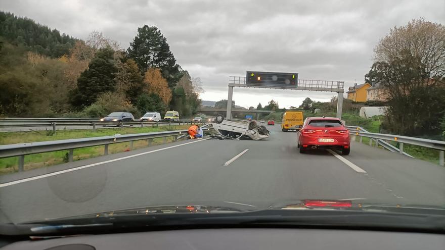 Un coche vuelca en la autopista AP-9 en Cambre y causa atascos