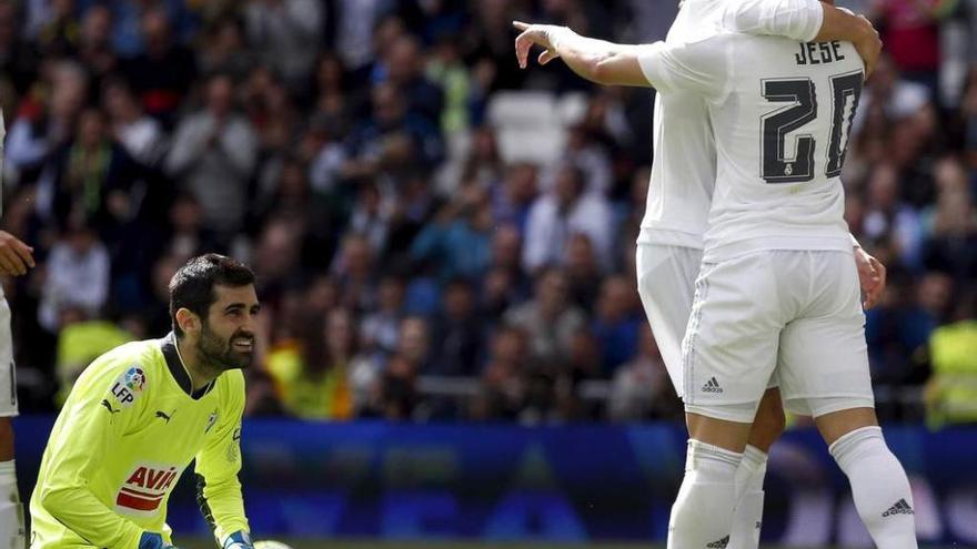 Jesé y Cristiano Ronaldo celebran ante Riesgo, de rodillas, el cuarto gol del Madrid.