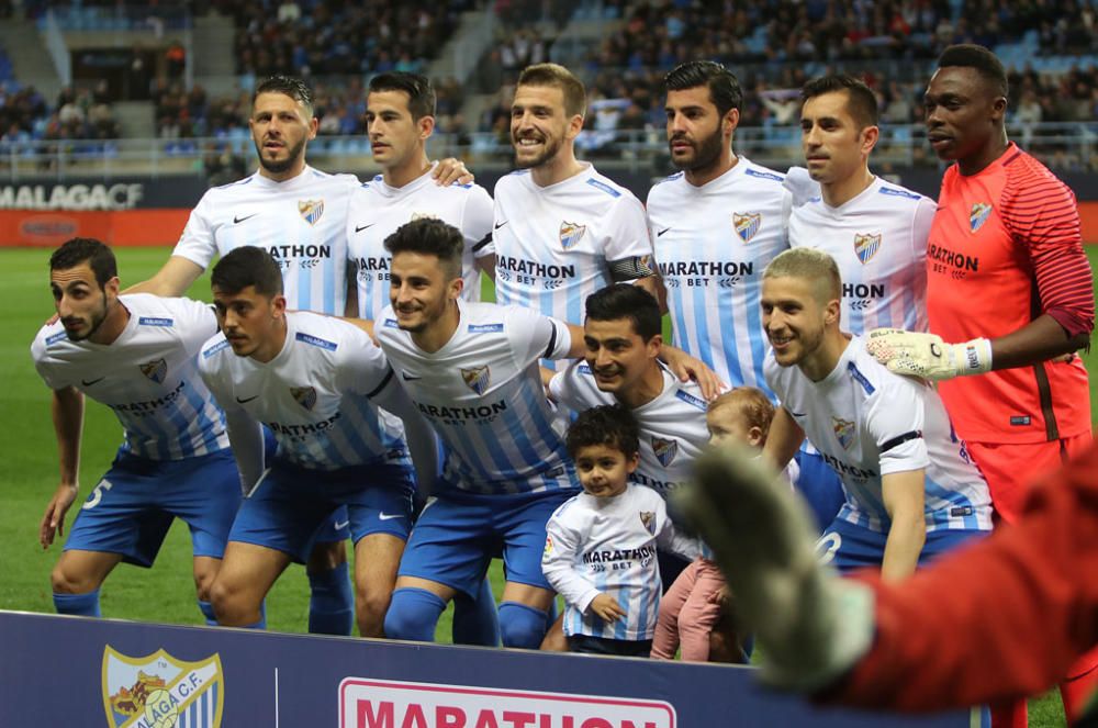 Las imágenes del derbi andaluz en La Rosaleda, que estuvo precedido de un minuto de silencio en memoria de Pablo Ráez. Sobre el césped, el conjunto bético remontó un choque en el que el Málaga CF no estuvo bien.