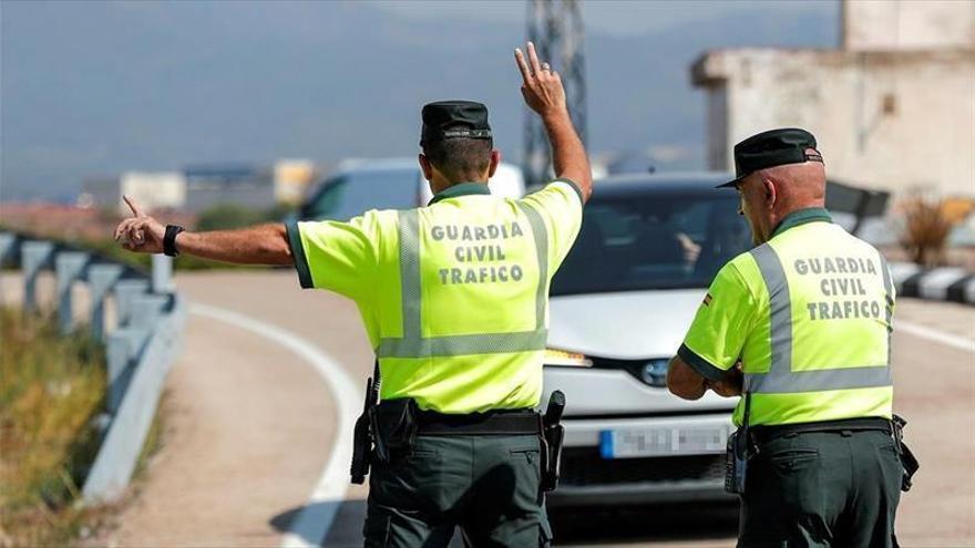 Un camión vuelca en la Carrera del Caballo y el conductor resulta ileso