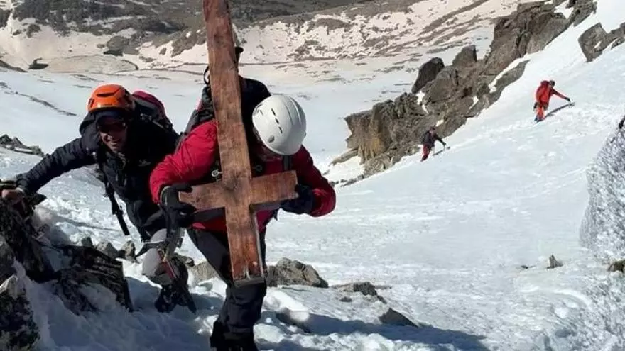 La 'guerra de cruces' continúa en el Aneto: restituyen otra vez el símbolo tras el último acto vandálico