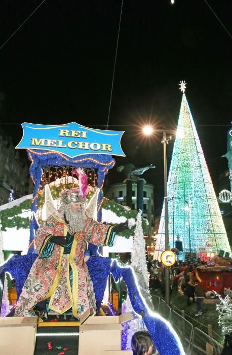 Miles de niños y niñas disfrutan junto a sus familias del desfile récord de la ciudad olívica. Melchor, Gaspar y Baltasar lanzaron caramelos desde sus carrozas.