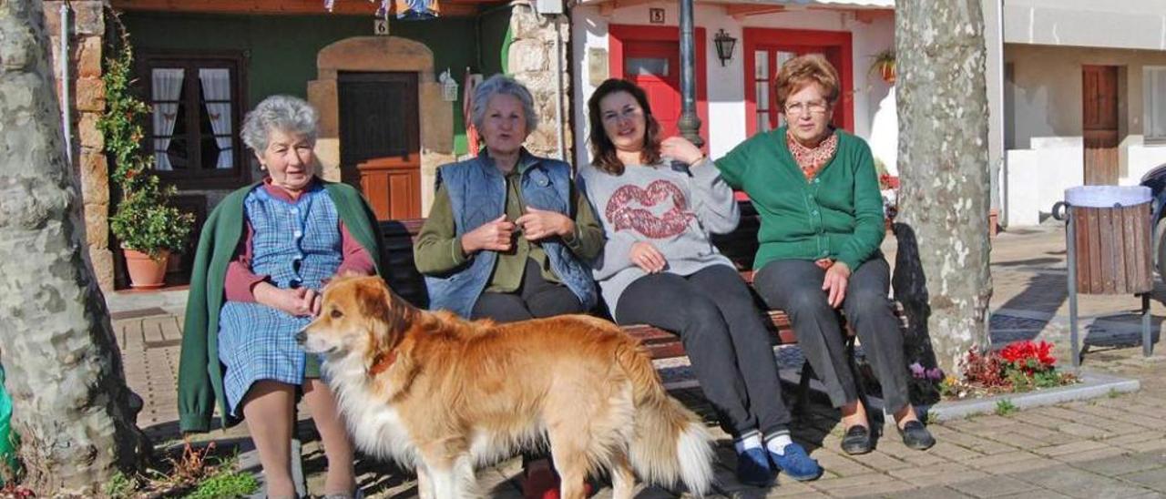 Las vecinas Pilar Préstamo, Carolina Fernández, Pilar Díaz y Aidé Costales, ayer, charlando en la plaza de La Puebla, en Torazu.