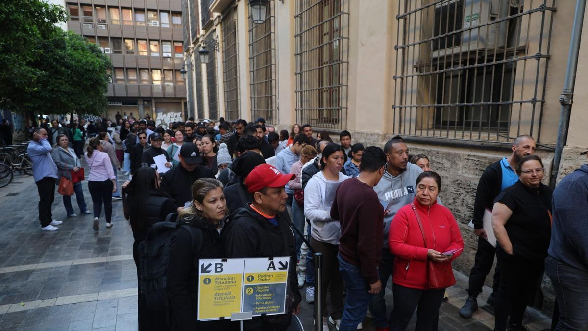 La regularizacion extraordinaria de migrantes colapsa los servicios sociales municipales de València