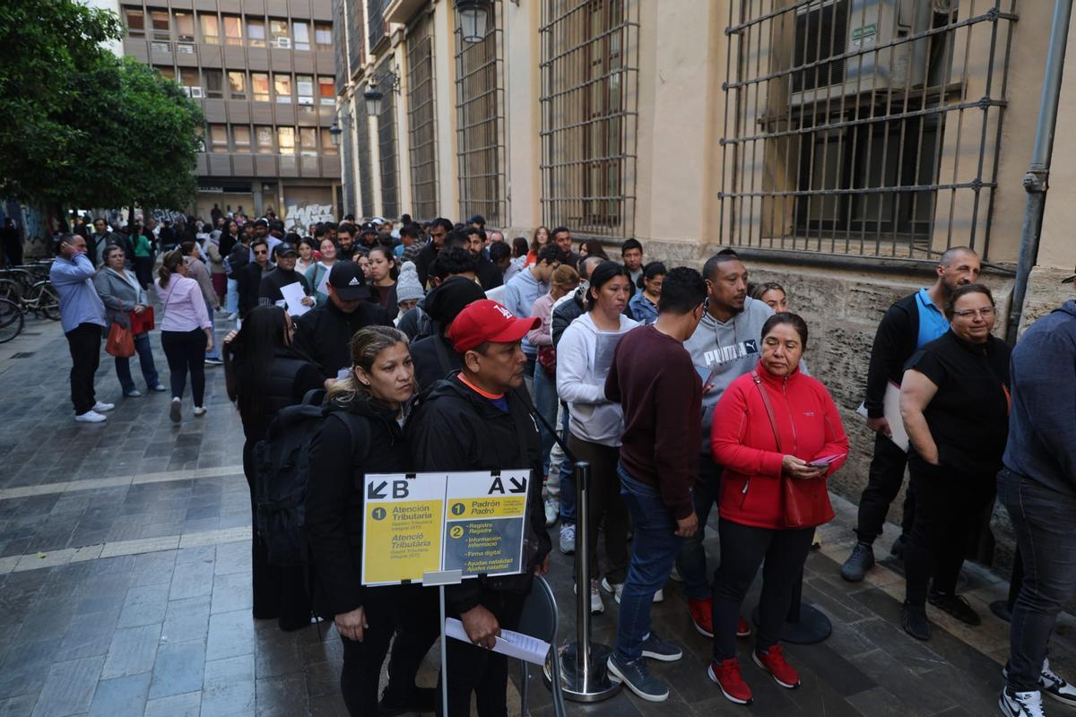 La regularizacion extraordinaria de migrantes colapsa los servicios sociales municipales de València