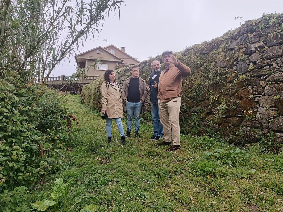 El alcalde de Bueu, Félix Juncal, y el concejal de Urbanismo, Martín Villanueva, junto al aparejador municipal y la arquitecta que se encargará de la tasación de los terrenos para los accesos al campo de fútbol de A Graña.