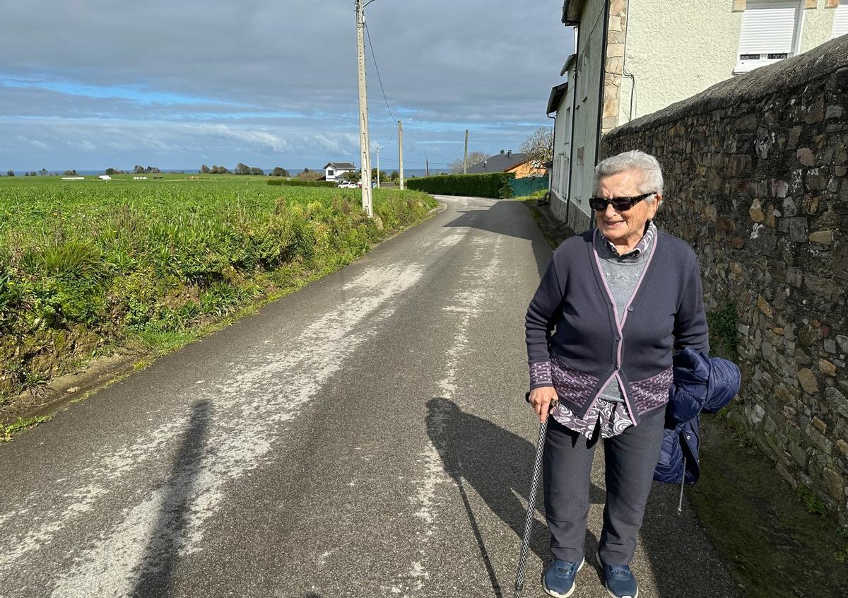 La nonagenaria Nieves Fernández durante uno de sus paseos.
