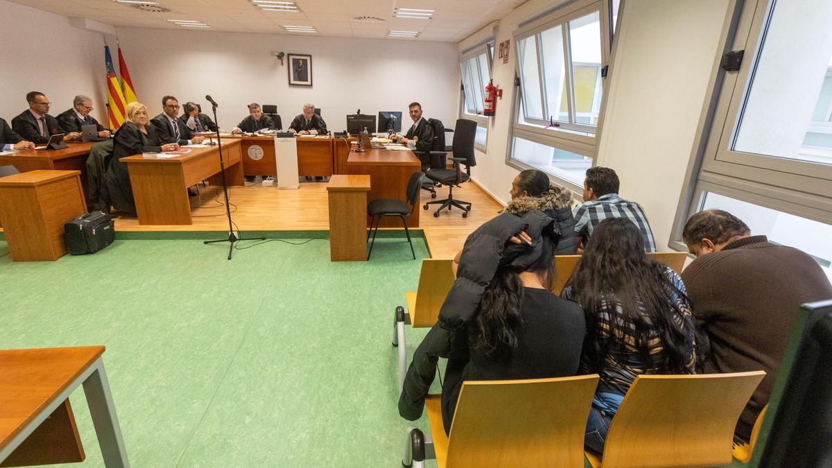 Los acusados en el juicio. En el primer banco, el matrimonio y, detrás, sus hijas con el marido de una de ellas.