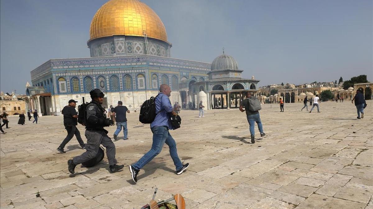 Enfrentamientos entre palestinos y policía israelí en la Explanada de las Mezquitas de Jerusalén.