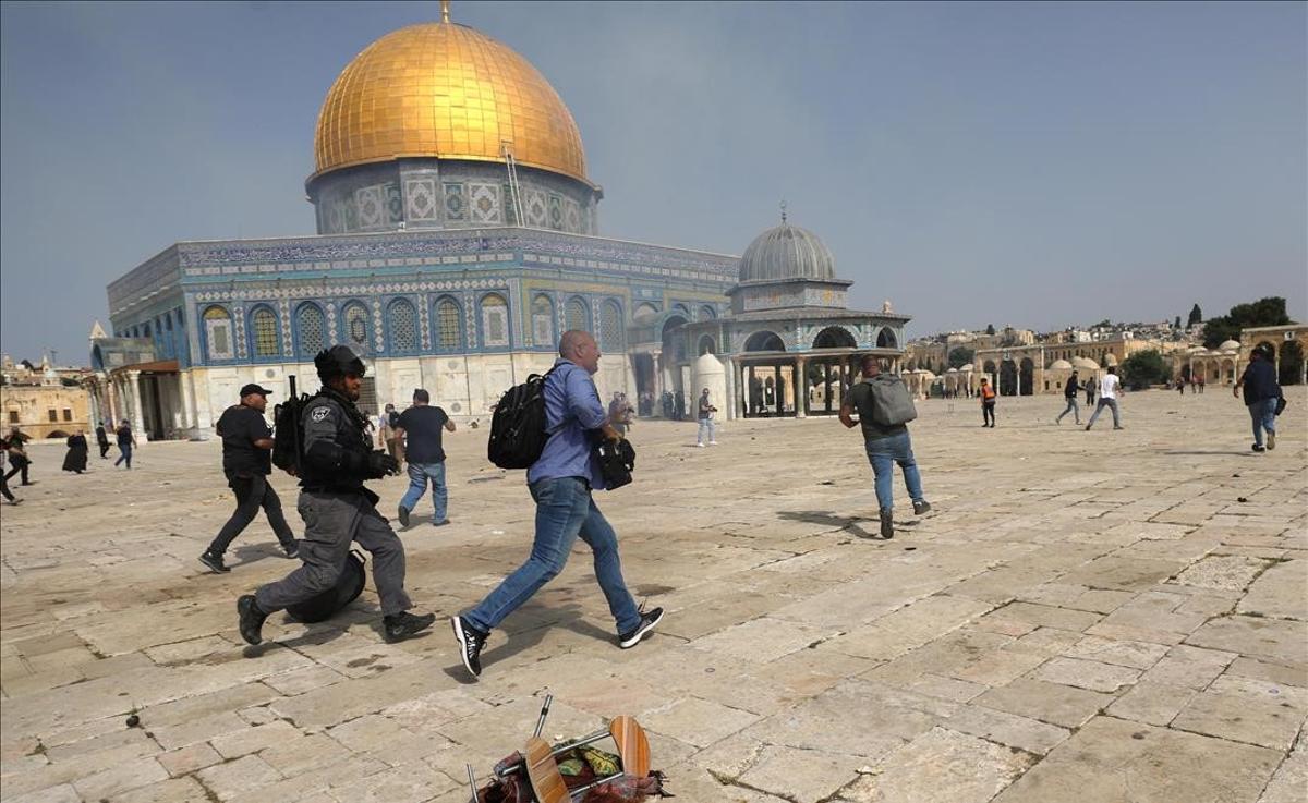 Enfrentamientos entre palestinos y policía israelí en la Explanada de las Mezquitas de Jerusalén.