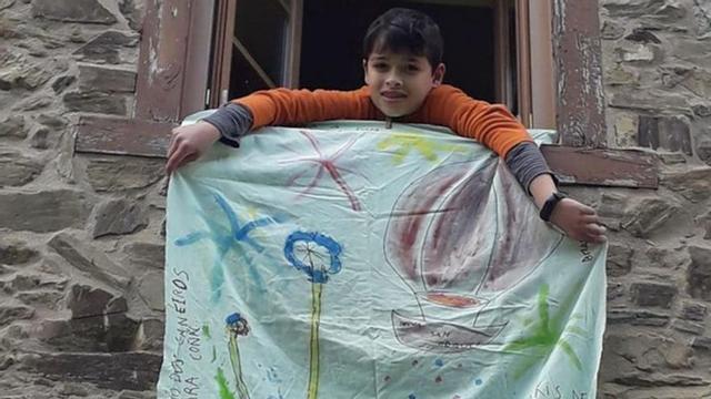 Un niño, con una balconada en la edición especial de 2020.   | // LOC