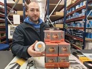 Nabil Kasasni, encargado de una tienda de recambios: "Las balizas V16 de calidad sí deben conectarse a la aplicación de la DGT, desconfiad de las baratas"