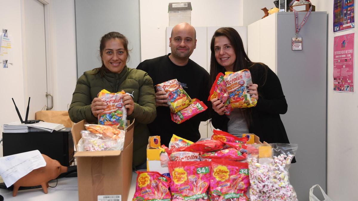 Miembros de la asociación de Novo Mesoiro, con los caramelos que van a repartir