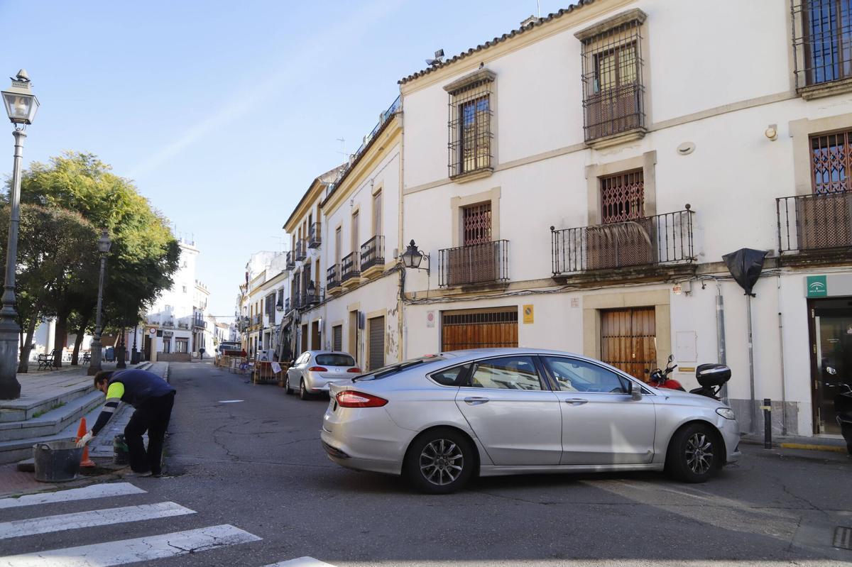 Un coche maniobra por el corte de la calle Alfonso XII.