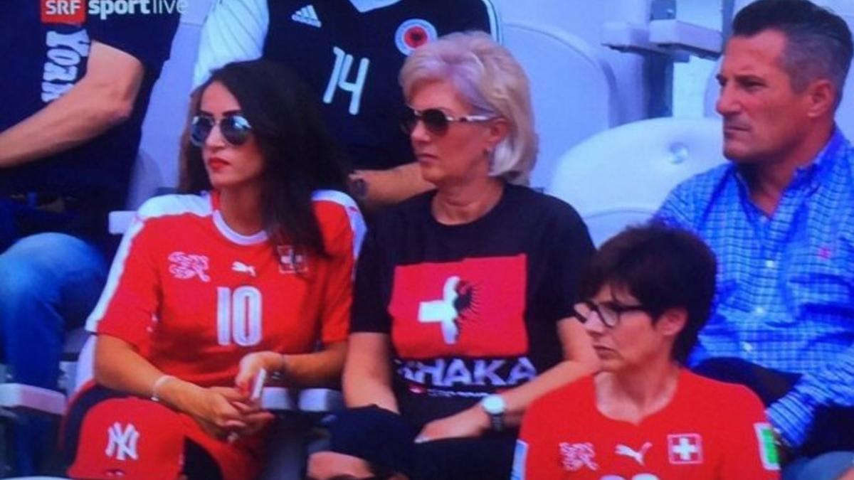 La madre de los Xhaka siguió el partido