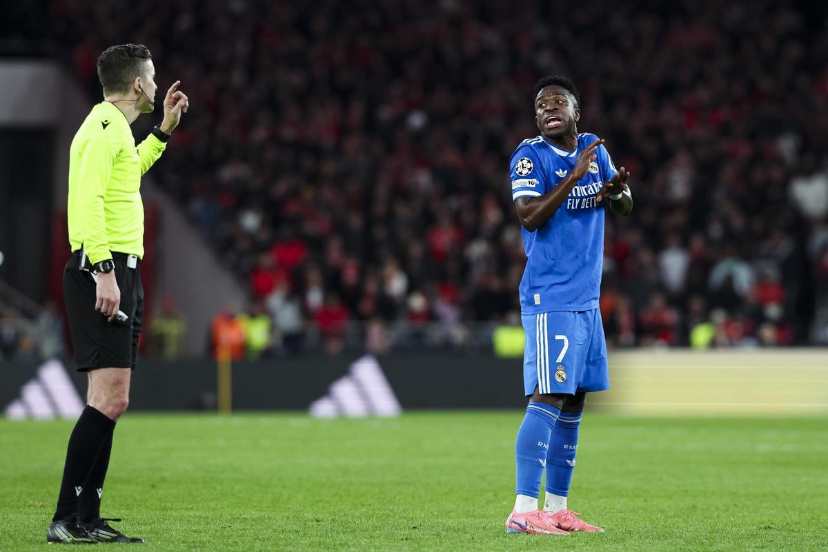 El árbitro del Benfica-Real Madrid conversa con Vinicius durante el partido de Champions League.