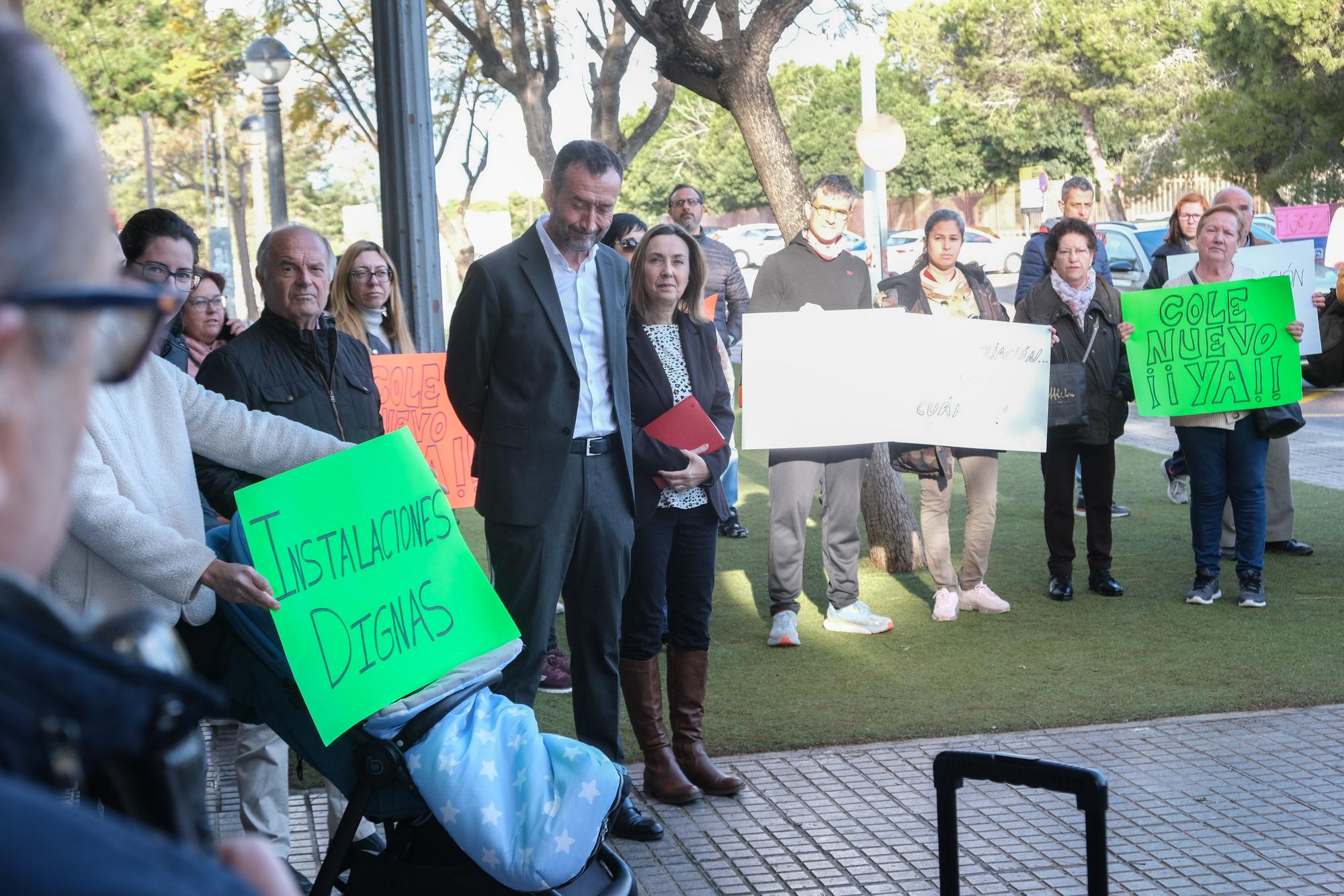 El alcalde de Elche acude a la protesta del colegio de El Altet para llamar a la calma