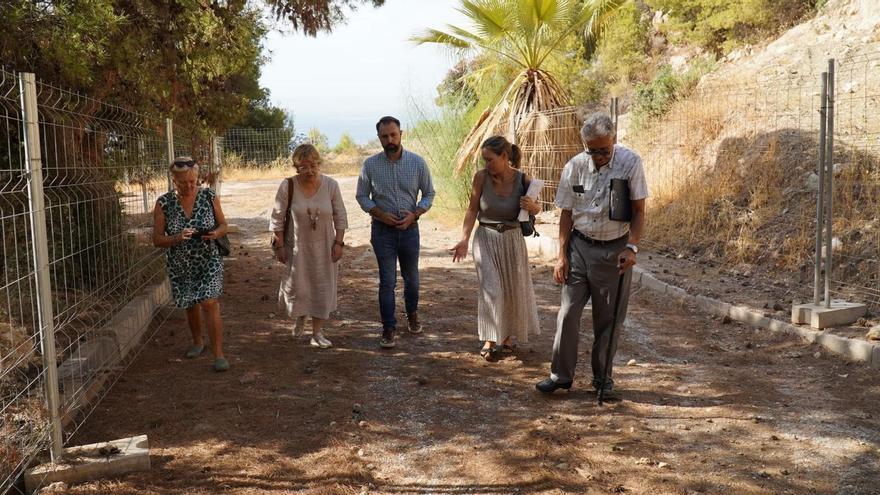 El concejal socialista Mariano Ruiz, junto a vecinos de Pinares de San Antón