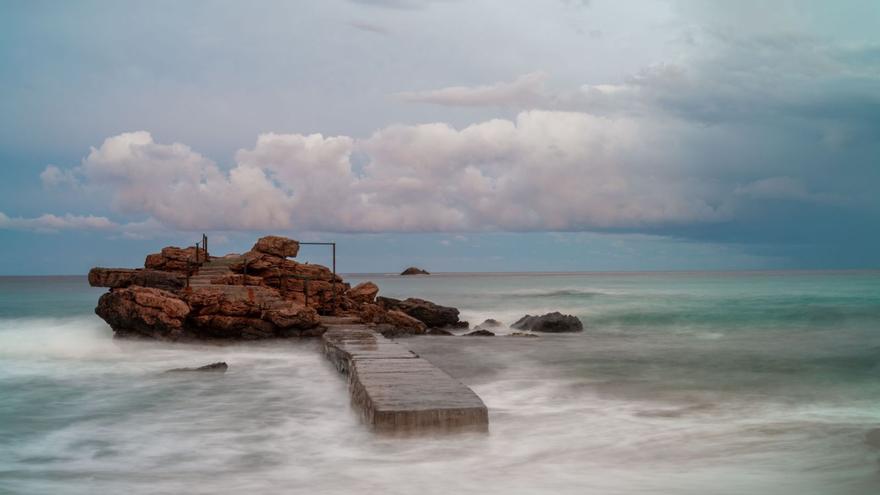 Playa de es Figueral en Ibiza: de higueras y cruces